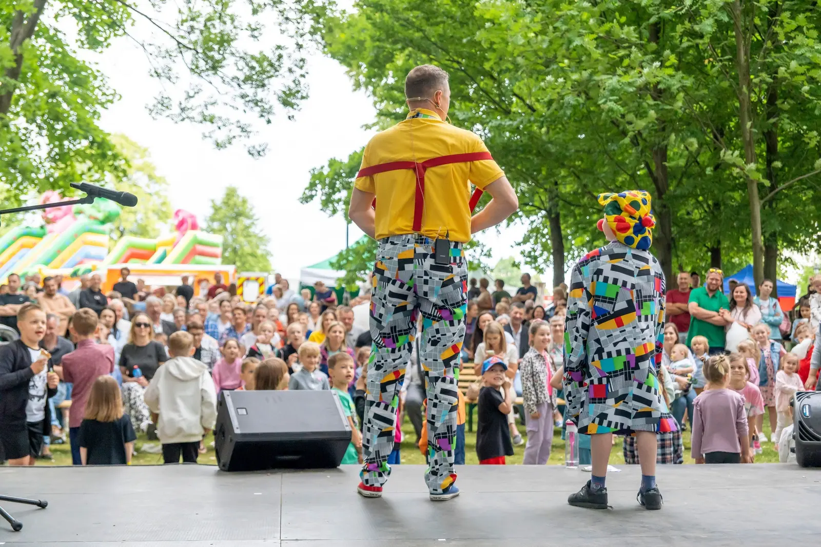 Bogdan Michalec Show przed dużą publicznością Bogdan Michalec prowadzi show na scenie przed dużą publicznością podczas wydarzenia plenerowego.