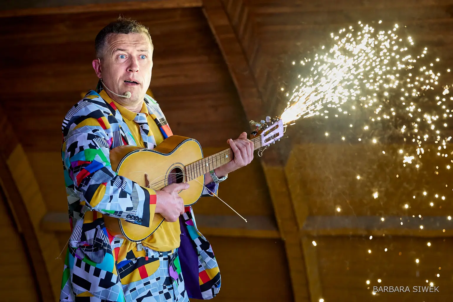 Gitara i pirotechnika sceniczna na evencie Bogdan Michalec wykonuje efektowny numer z gitarą i pirotechniką sceniczną.