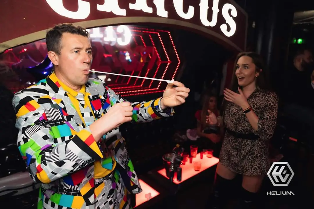 Bogdan Michalec angażuje uczestniczkę podczas interaktywnego show dla dorosłych.