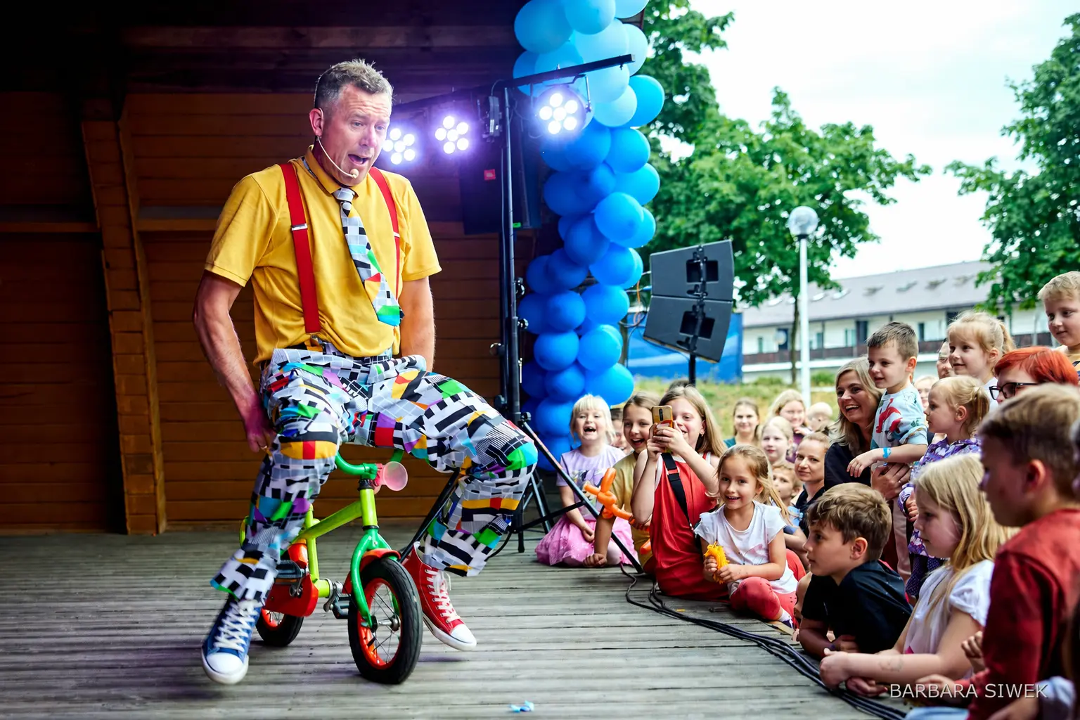Numer na minirowerku znany z programu Mam Talent Bogdan Michalec wykonuje komediowy numer na minirowerku przed dużą publicznością.