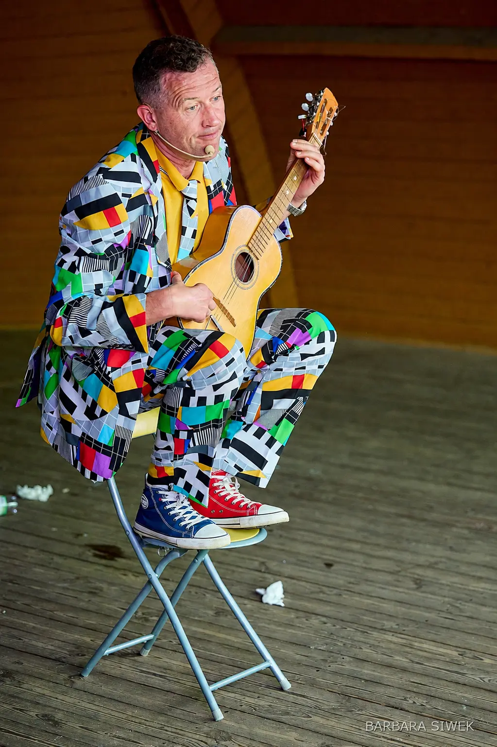 Bogdan Michalec – artysta sceniczny i showman Bogdan Michalec w charakterystycznym kostiumie scenicznym z gitarą.