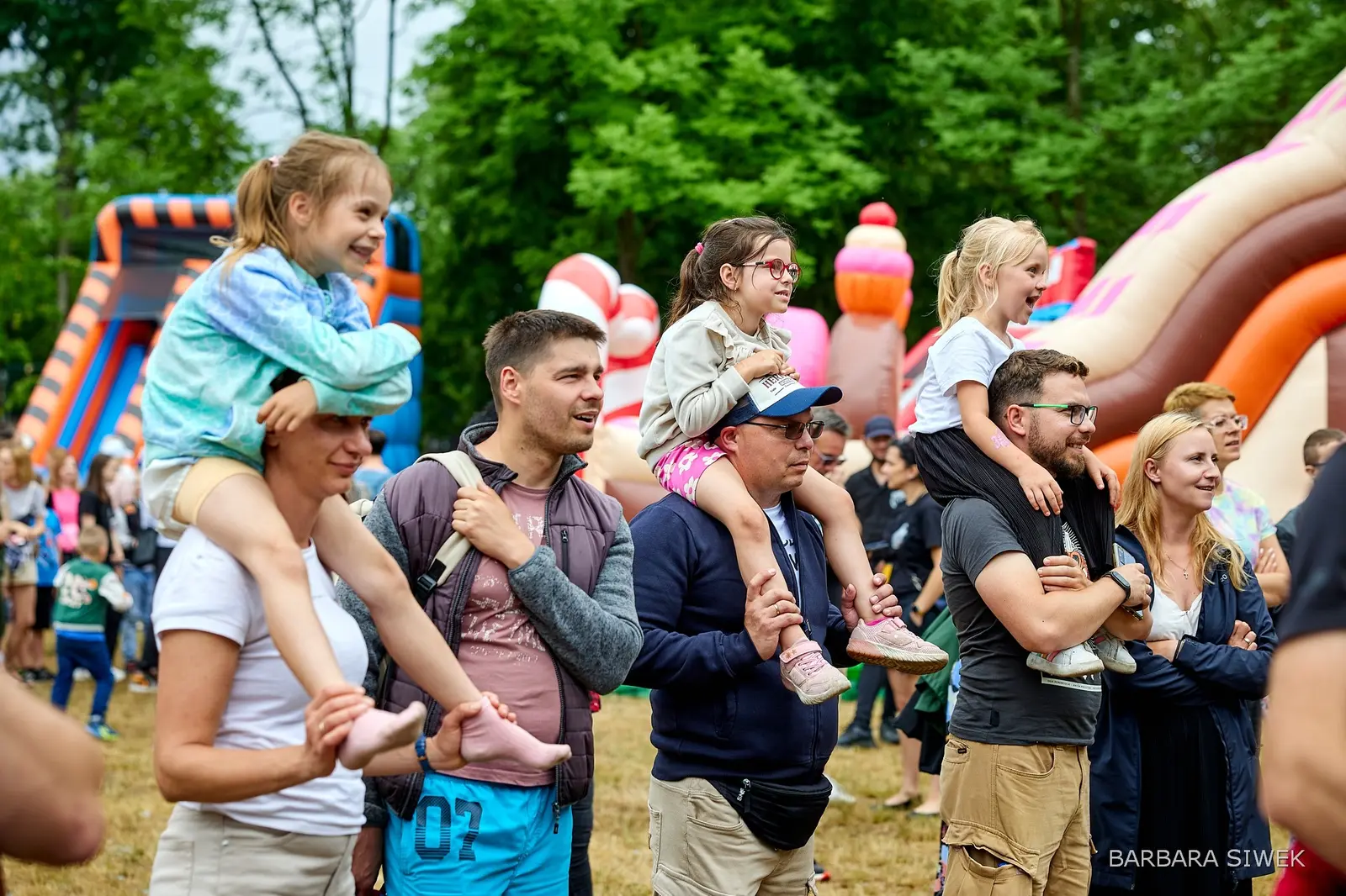 Duża publiczność podczas show familijnego Dzieci i dorośli obserwują plenerowe show familijne Bogdana Michalca.