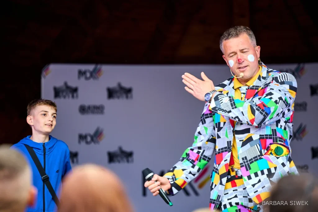 Dzieci zaangażowane w animacje podczas show dla dzieci