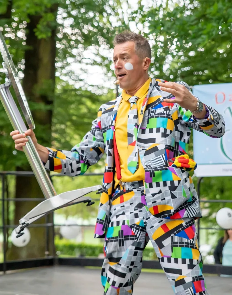 bogdan-michalec-artysta-sceniczny-wystep-plenerowy Bogdan Michalec – artysta sceniczny podczas występu na żywo w kolorowym garniturze