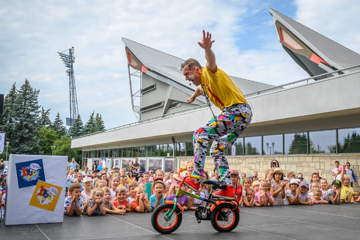 Bogdan Michalec Show – widowiskowe show dla dzieci i rodzin na żywo Bogdan Michalec podczas energetycznego show dla dzieci – mini rowerek, humor i interakcja z publicznością
