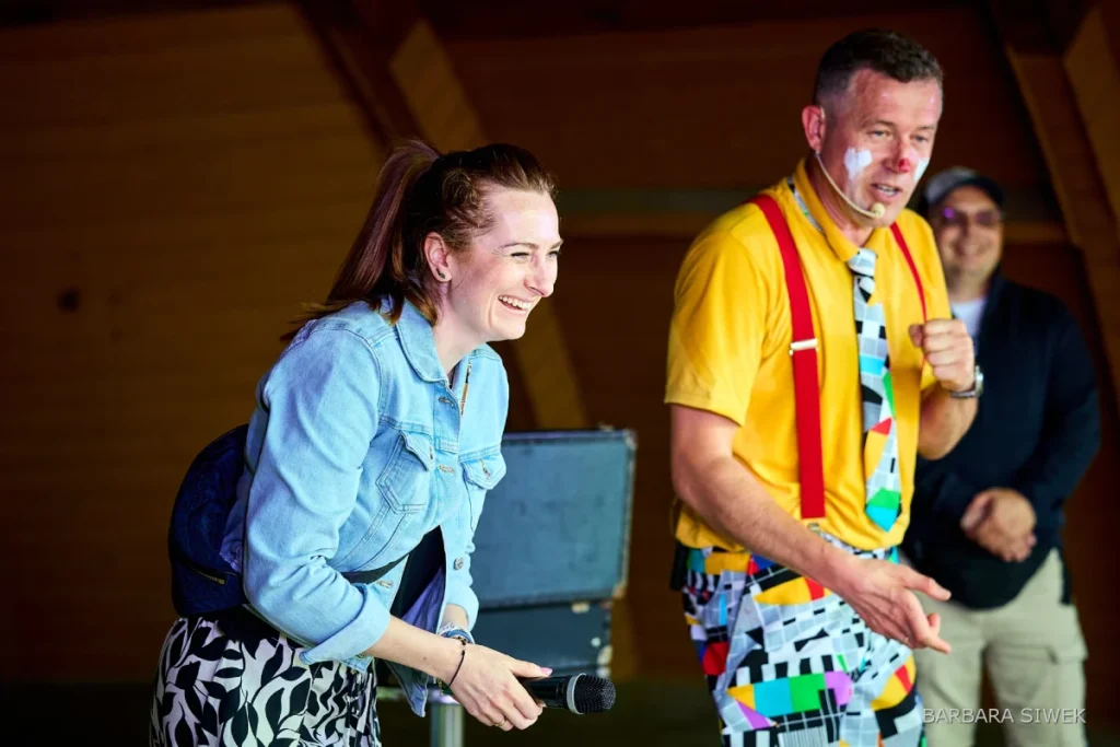 Bogdan Michalec angażuje uczestniczkę eventu firmowego do wspólnej zabawy scenicznej