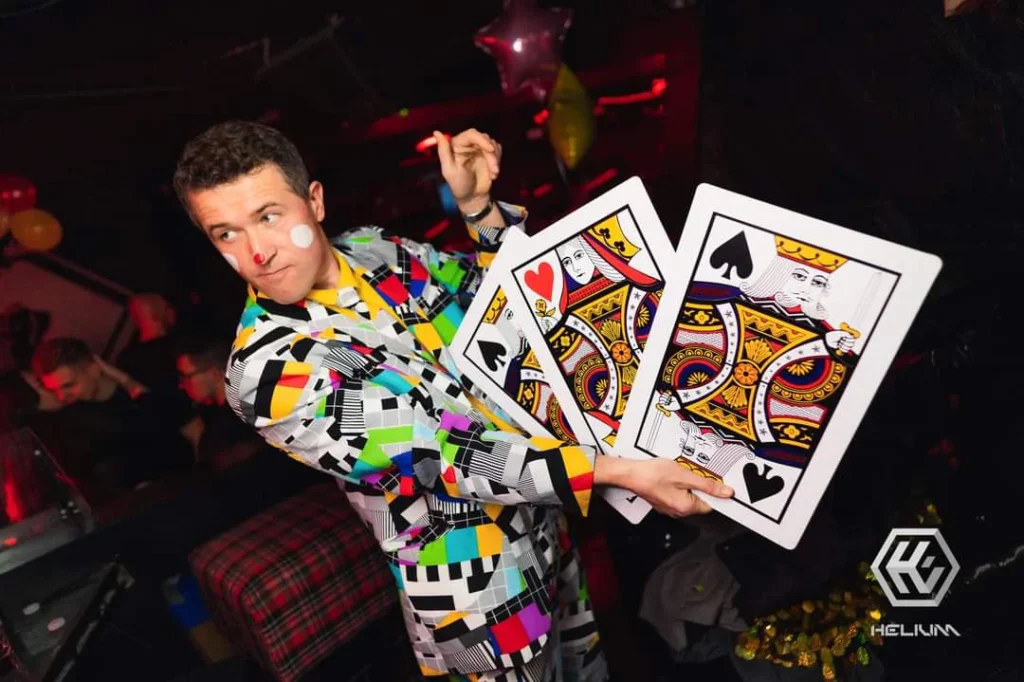 Bogdan Michalec prezentuje pokaz iluzji z kartami podczas eventu firmowego