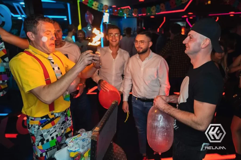 Bogdan Michalec prezentuje efektowny numer z ogniem podczas eventu firmowego