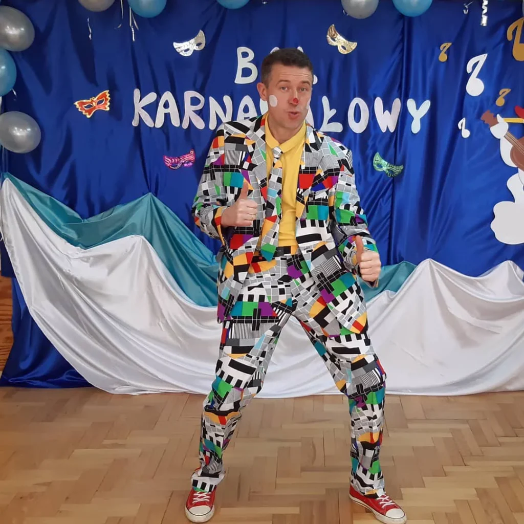 Klaun dla dzieci podczas występu karnawałowego