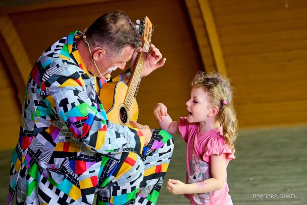 Show dla dzieci z gitarą i interakcją z dzieckiem