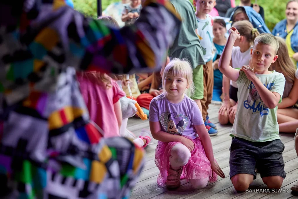 Radość i śmiech dzieci podczas występu scenicznego