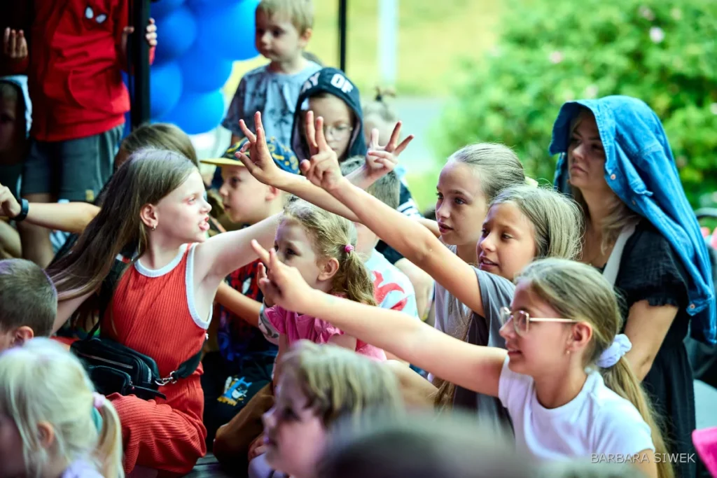 Emocje dzieci podczas show rodzinnego, reakcje publiczności, animacje rodzinne