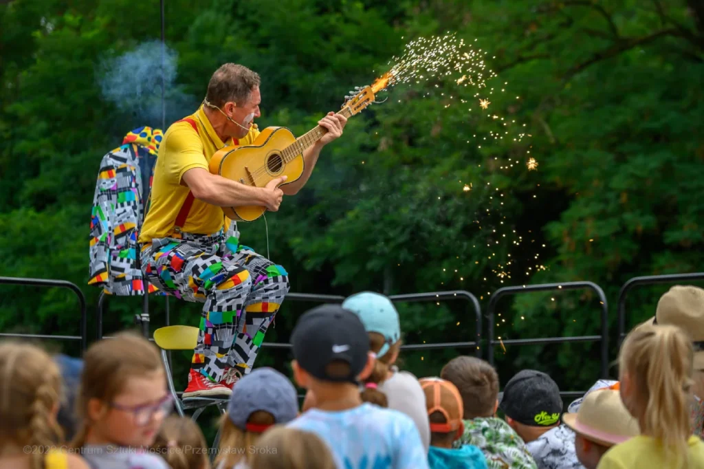 Show rodzinne z gitarą na żywo, Bogdan Michalec, komediowy występ plenerowy dla dzieci i dorosłych