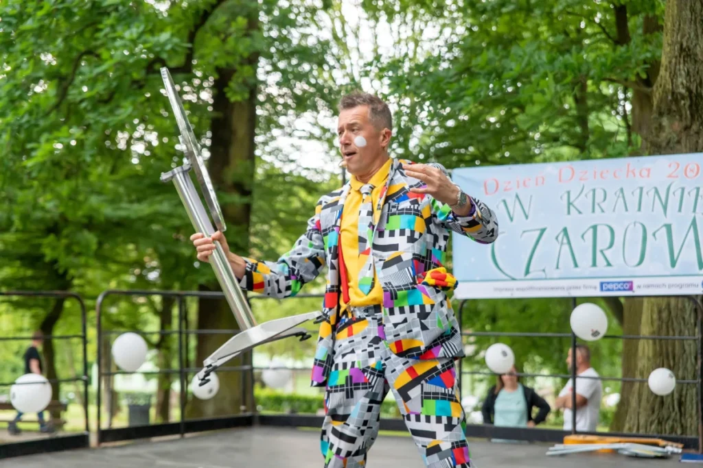 Show rodzinne z elementami iluzji, Bogdan Michalec na scenie plenerowej, występ dla rodzin