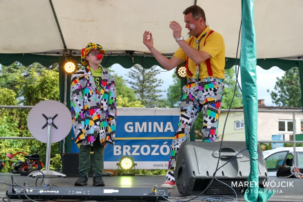 Interaktywne show rodzinne, dzieci biorące udział w występie, animator sceniczny