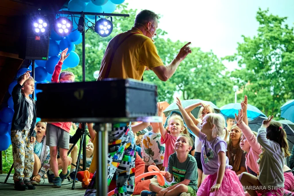 Komediowy występ rodzinny, improwizacja sceniczna, show plenerowe dla rodzin