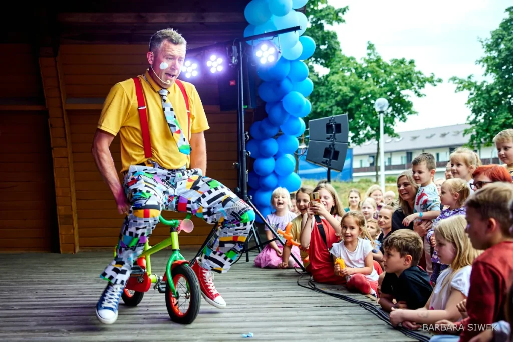 Show rodzinne na małym rowerku, komediowy występ Bogdan Michalec, atrakcja dla dzieci i dorosłych