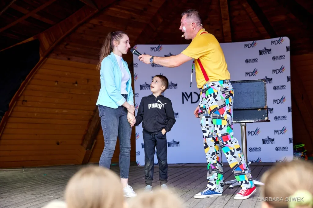 Show rodzinne z udziałem dzieci i dorosłych, interakcja z publicznością, występ sceniczny