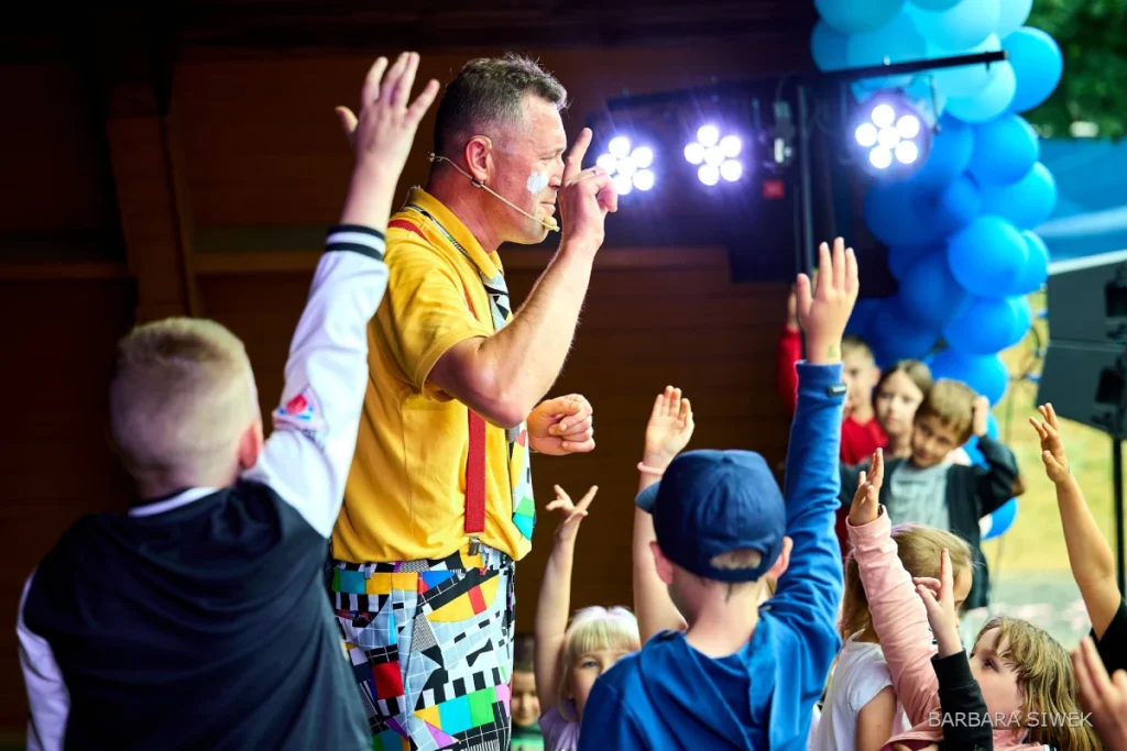 Interaktywne występy dla dzieci udział dziecka w show sceniczny