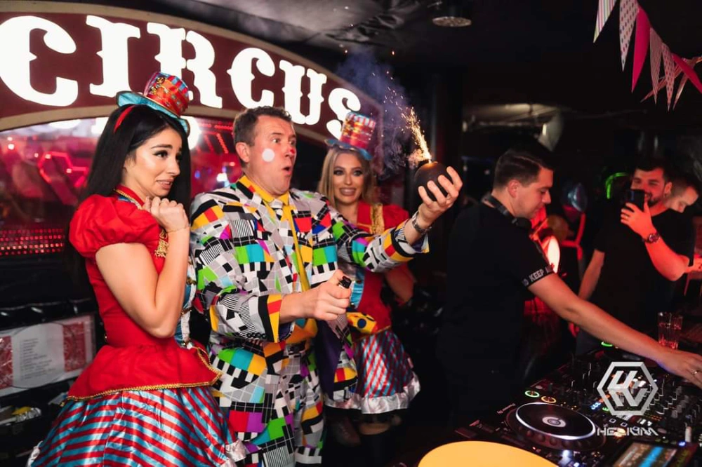 Show na piknik firmowy – interakcja z publicznością podczas występu scenicznego