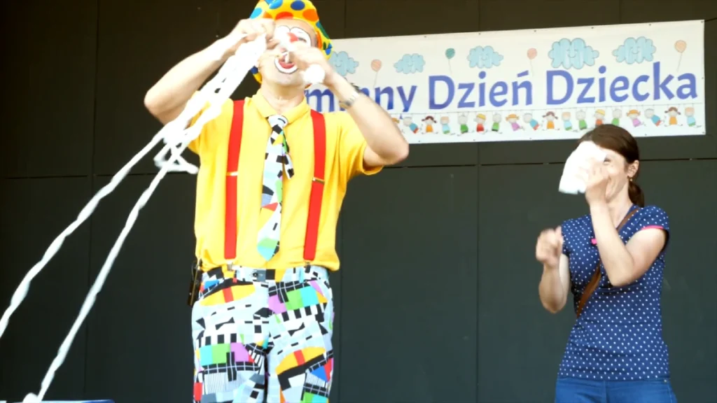 Wspólna reakcja publiczności podczas występu scenicznego