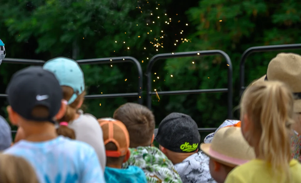 Publiczność ogląda efekt specjalny podczas show