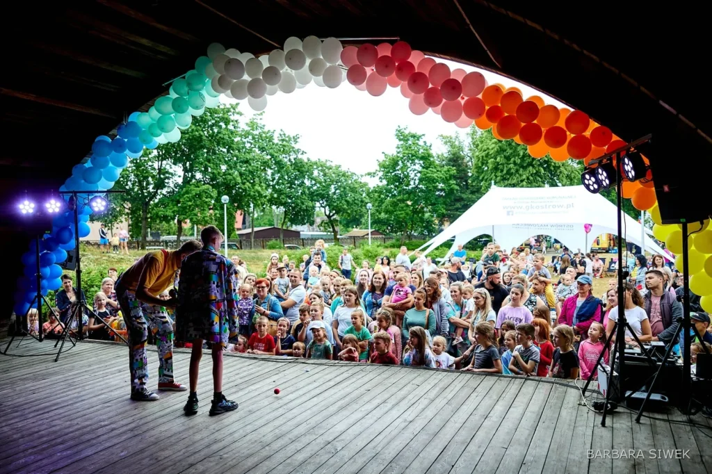 Szeroki kadr sceny i publiczności podczas show