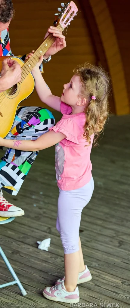 Dziecko podczas interaktywnego numeru z gitarą