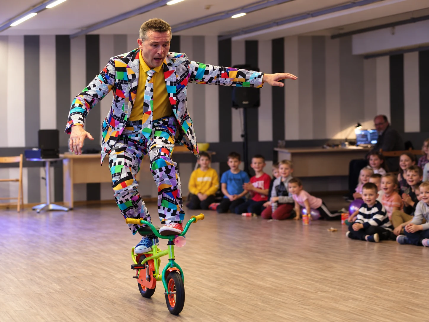 Bogdan Michalec na minirowerku bez makijażu