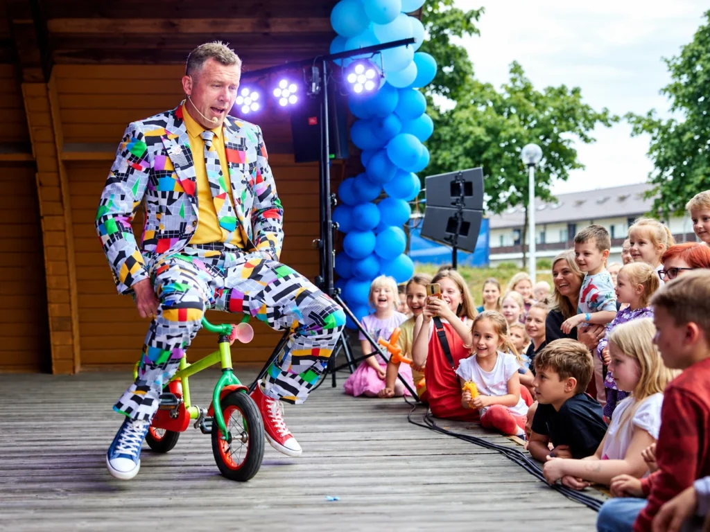 Bogdan Michalec na minirowerku podczas show plenerowego bez makijażu