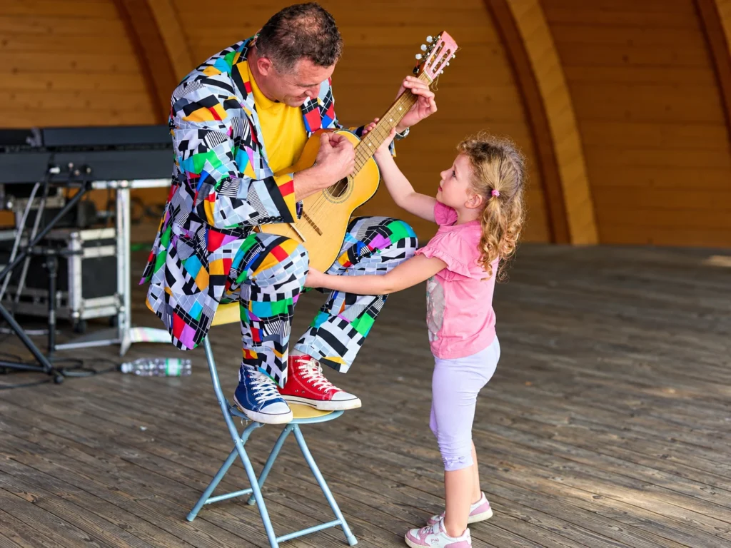 Bogdan Michalec podczas numeru z gitarą bez makijażu