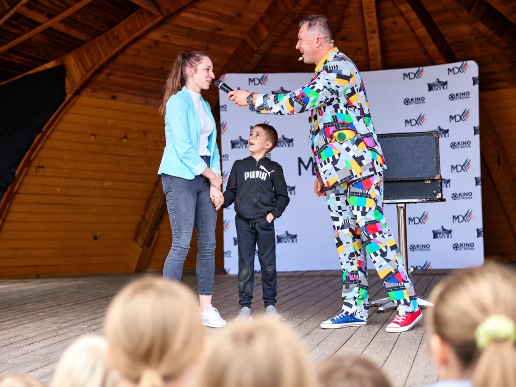Bogdan Michalec angażuje uczestników podczas show bez makijażu