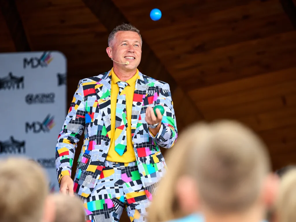 Bogdan Michalec żongluje podczas występu bez makijażu