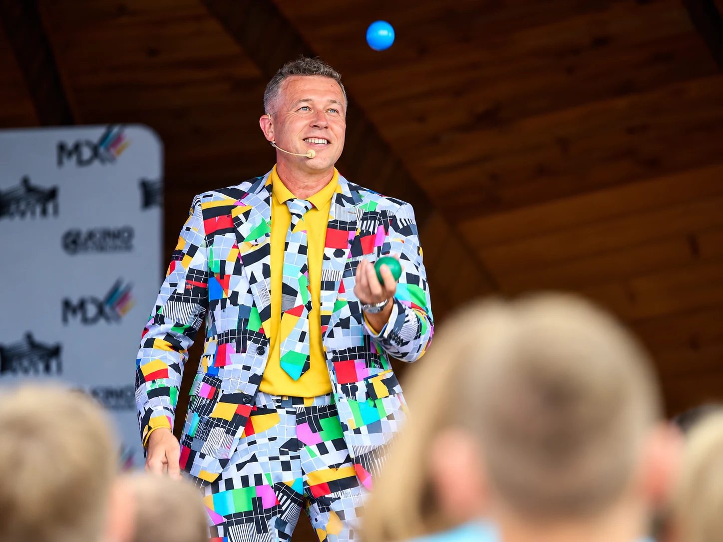 Bogdan Michalec żongluje podczas występu bez makijażu