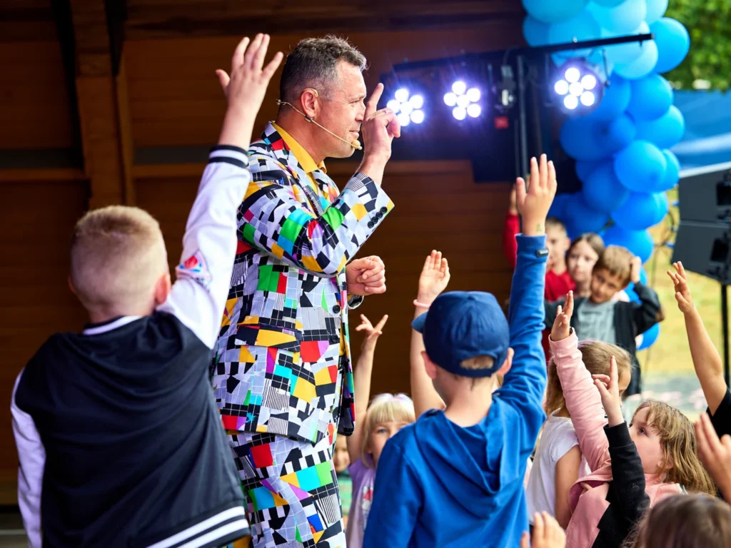 Bogdan Michalec angażuje dzieci podczas show bez makijażu