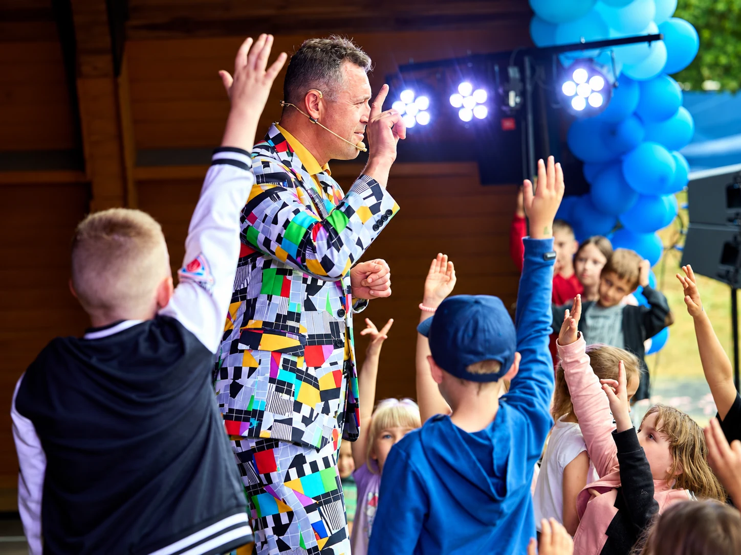 Bogdan Michalec angażuje dzieci podczas show bez makijażu
