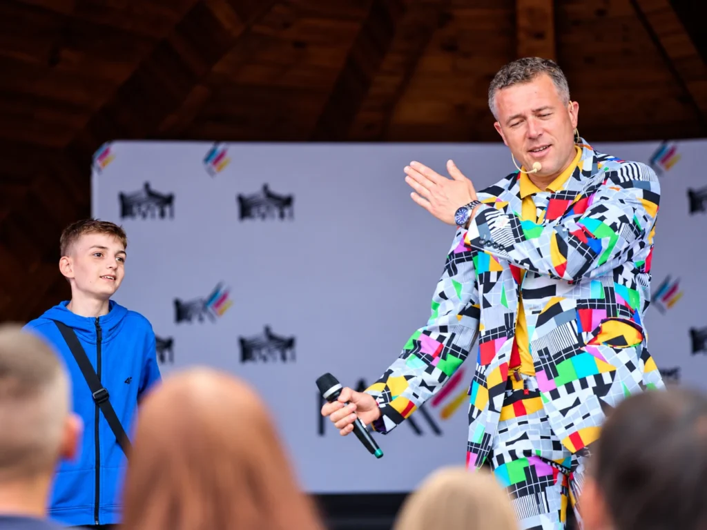 Bogdan Michalec podczas interakcji z dzieckiem bez makijażu
