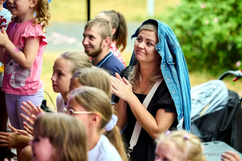 Dorośli reagują podczas rodzinnego występu
