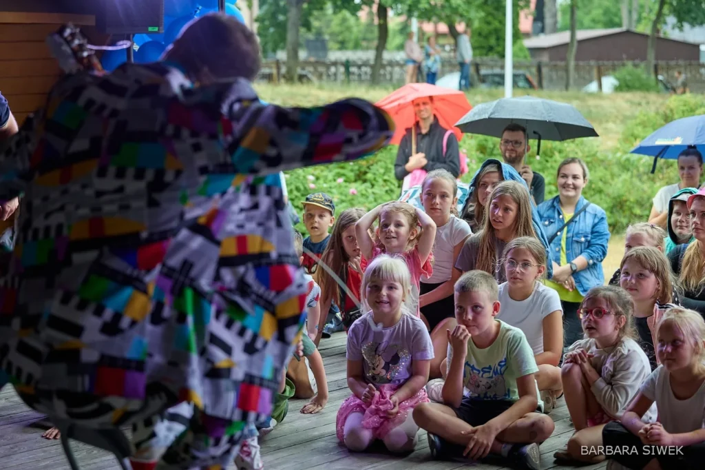 Publiczność ogląda plenerowy występ